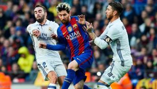 Messi pelea un balón frente a Sergio Ramos