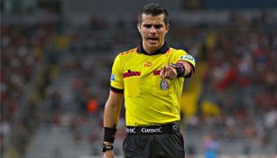 Fernando Hernández, árbitro de la Liga MX, durante un juego del Cl2017