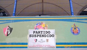 Imagen de un cartel colocado en el estadio Jalisco sobre la suspensión del encuentro Atlas vs Pumas