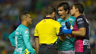 Ignacio González reclama al árbitro tras ser expulsado