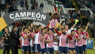 Jugadores de Chivas levantan el trofeo de Campeones de la Copa MX