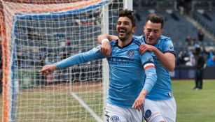 David Villa (al frente) festeja su segundo gol contra el DC United