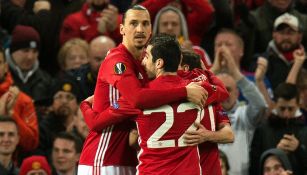 Jugadores del Manchester United festejan gol contra Rostov 