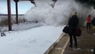 Ola de nieve se avecina hacia usuarios en andenes del tren
