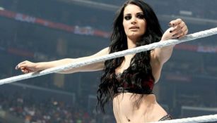 Paige se sostiene de las cuerdas del cuadrilátero