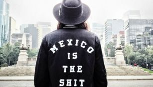 Un hombre posa con la chamarra 'Mexico is the Shit'