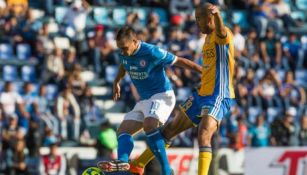 Chaco y Pizarro pelean un balón en el Estadio Azul