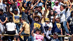 Afición de Pumas alienta en Ciudad Universitaria 