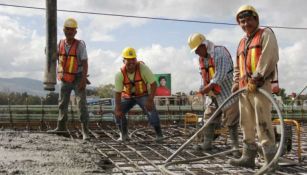 albañiles trabajando en un obra de construcción