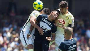 Jugadores de Pumas y América lucha por el balón 