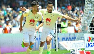 Cecilio Domínguez festeja con Oribe el segundo gol de América