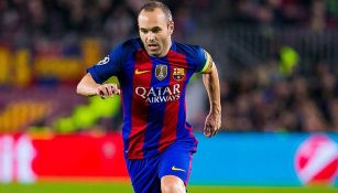 Iniesta disputa un duelo con el Barça en La Liga