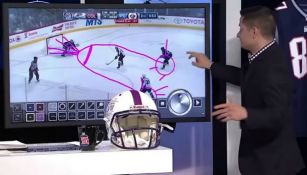Analista explica una jugada de un juego de la NHL