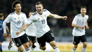 Lukas Podolski celebra su gol contra Inglaterra 