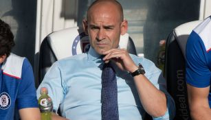 Paco Jémez sentado en la banca de Cruz Azul