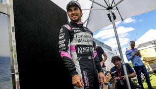 Sergio Pérez posa con el nuevo traje de Force India
