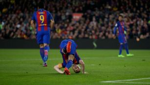 Andrés Iniesta cae durante el juego contra Valencia