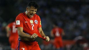 Alexis Sánchez se lamenta en el partido contra Argentina