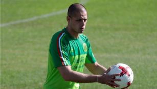 Javier Hernández, durante un entrenamiento con el Tri