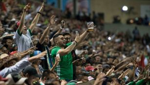 Aficionados mexicanos hacen el famoso grito al portero rival