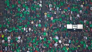 La afición mexicana en las gradas del estadio Azteca