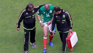 Javier Hernández se toca el muslo donde se registró su lesión