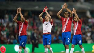 Los jugadores de Costa Rica agradecen a su afición tras salir derrotados del Azteca