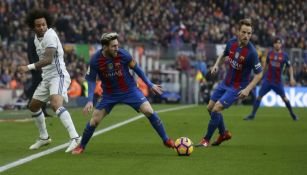 Messi controla un balón durante el Clásico español