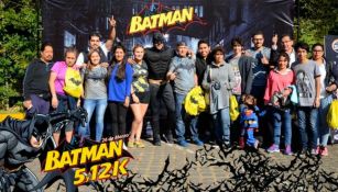 Fotografía con algunos de los participantes en la carrera Batman
