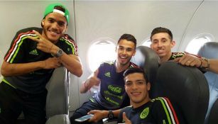 Jona, Reyes, Jiménez y Herrera sonríen dentro del avión