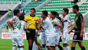 Jugadores del Zacatepec se quejan con el árbitro 