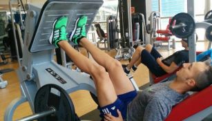 Un hombre ejercitándose con la prensa en un gimnasio