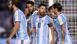 Messi es felicitado por sus compañeros tras el tanto vs Chile