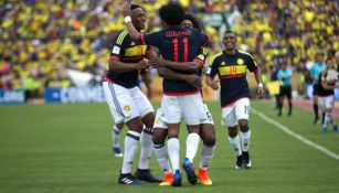 Cuadrado es felicitado por sus compañeros tras anotar