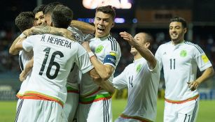 Jugadores del Tri festeja un gol contra Trinidad y Tobago