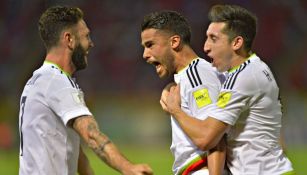 Layún y Herrera festejan con Diego Reyes su gol contra Trinidad y Tobago