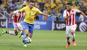 Renato Augusto conduce el balón en partido contra Paraguay 