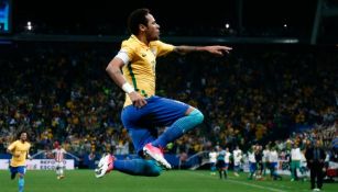 Neymar festeja su tanto contra Paraguay