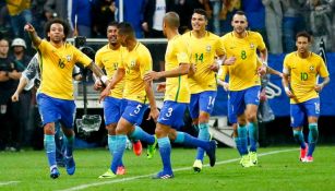 Jugadores de Brasil festejan el tanto de Marcelo
