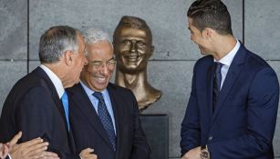 Cristiano Ronaldo ríe al contemplar su busto