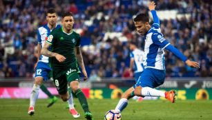 Diego Reyes golpea el balón en el juego Espanyol vs Betis