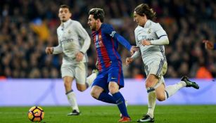 Messi controla el balón durante el Clásico en noviembre pasado