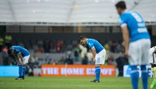 Los jugadores de Cruz Azul cabizbajos tras caer frente al América en el Clásico Joven