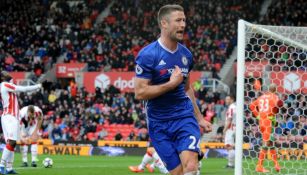 Gary Cahill celebra un gol con el Chelsea