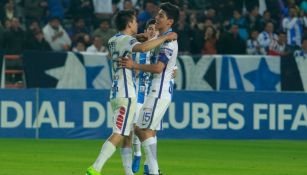 Gutiérrez y Lozano festejan gol de Pachuca