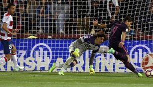 Guillermo Ochoa tratar de atajar disparo de Suárez