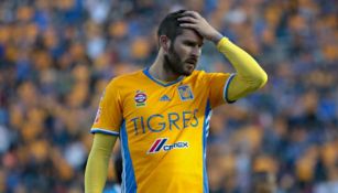 André-Pierre Gignac se lamenta durante el juego entre Tigres y Cruz Azul