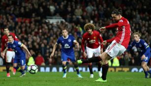 Zlatan cobra de manera notable la pena máxima contra el Everton