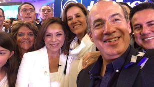 Calderón se toma una selfie en un evento de Josefina Vázquez Mota