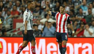 Alan Pulido festeja su gol con Chivas